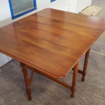 Drop-leaf table